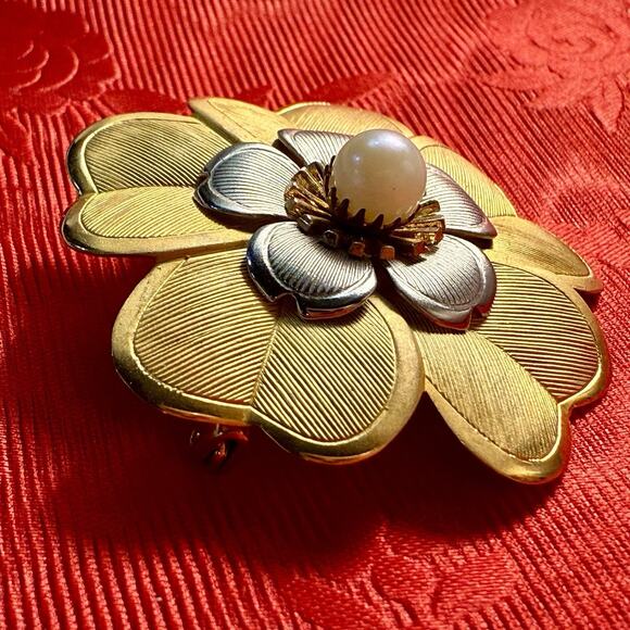 VTG Gold Tone Silver Tone Petals Pearl Flower Brooch Pin Retro 50’s Classic - Picture 1 of 11
